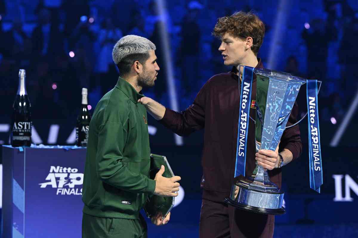 Alcaraz e Sinner si confrontano durante le premiazione delle Finals di Torino