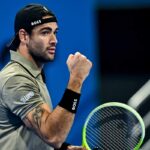 Berrettini esulta alzando il pugno e guardando fisso in direzione del suo angolo