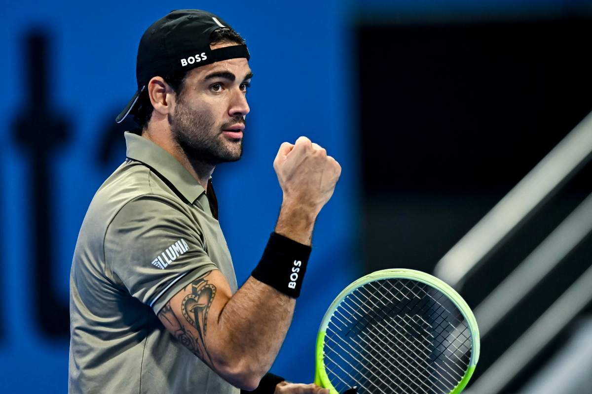 Berrettini esulta alzando il pugno e guardando fisso in direzione del suo angolo