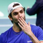 Matteo Berrettini manda un bacio ai tifosi dell'Italia