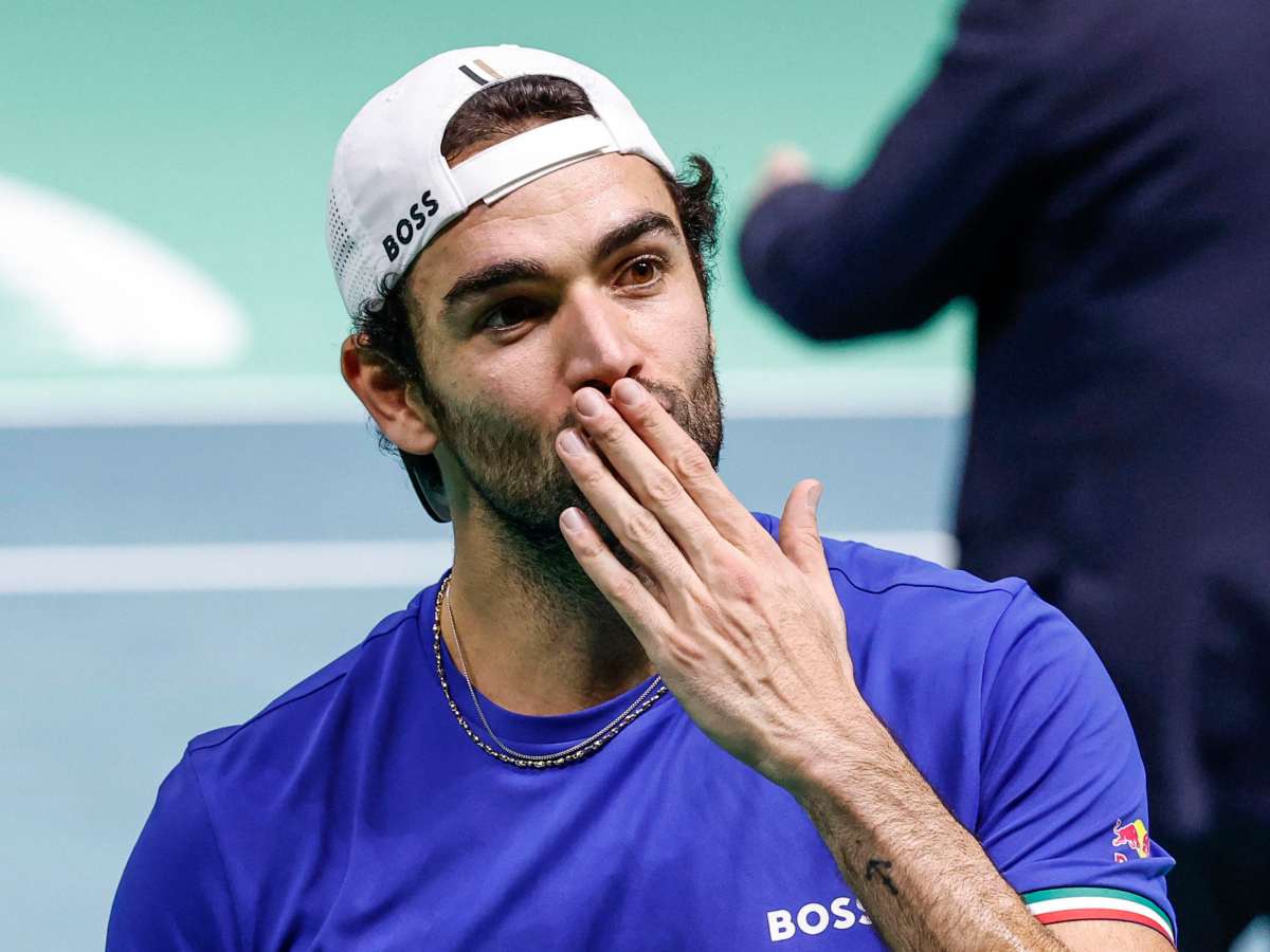 Matteo Berrettini manda un bacio ai tifosi dell'Italia