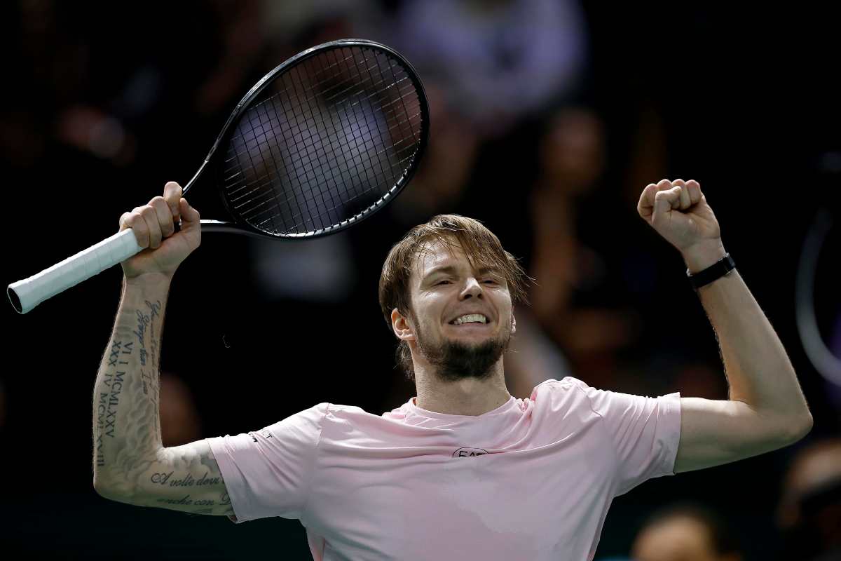 Bublik esulta per la vittoria alzando le braccia al cielo