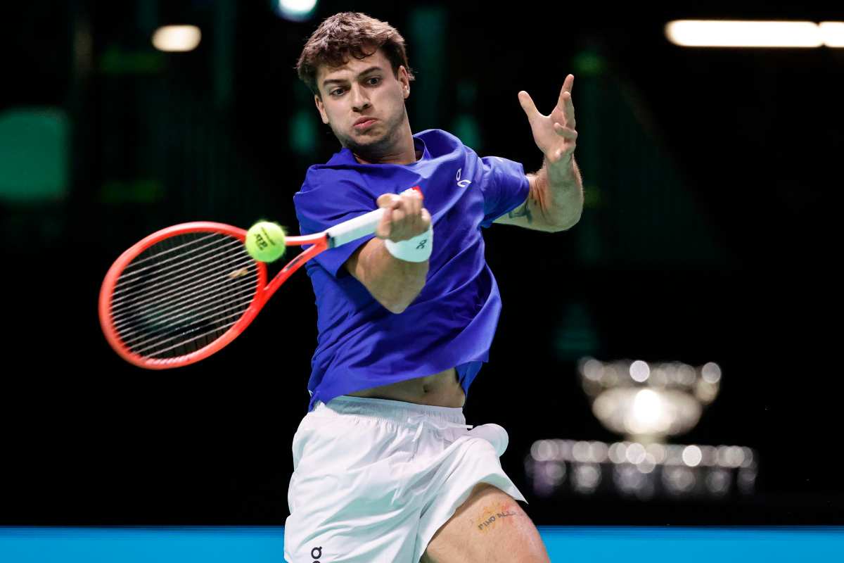 Cobolli in azione con il dritto durante una partita di Coppa Davis con la maglia azzurra dell'Italia