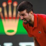 Djokovic piegato dalla fatica durante un match al Masters 1000 di Shanghai