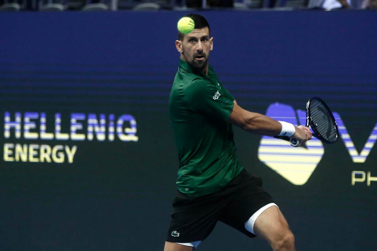 Novak Djokovic si appresta a colpire con il rovescio durante una partita all'Atp 250 di Atene