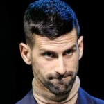 Primo piano di Djokovic con espressione seriosa