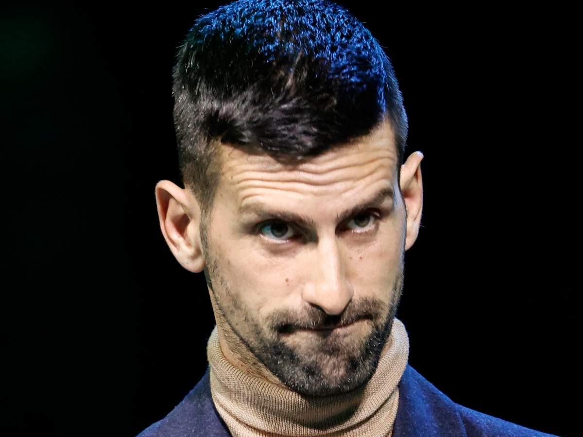 Primo piano di Djokovic con espressione seriosa