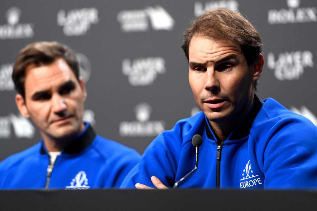 Roger Federer osserva Rafael Nadal mentre l'iberico parla in conferenza stampa