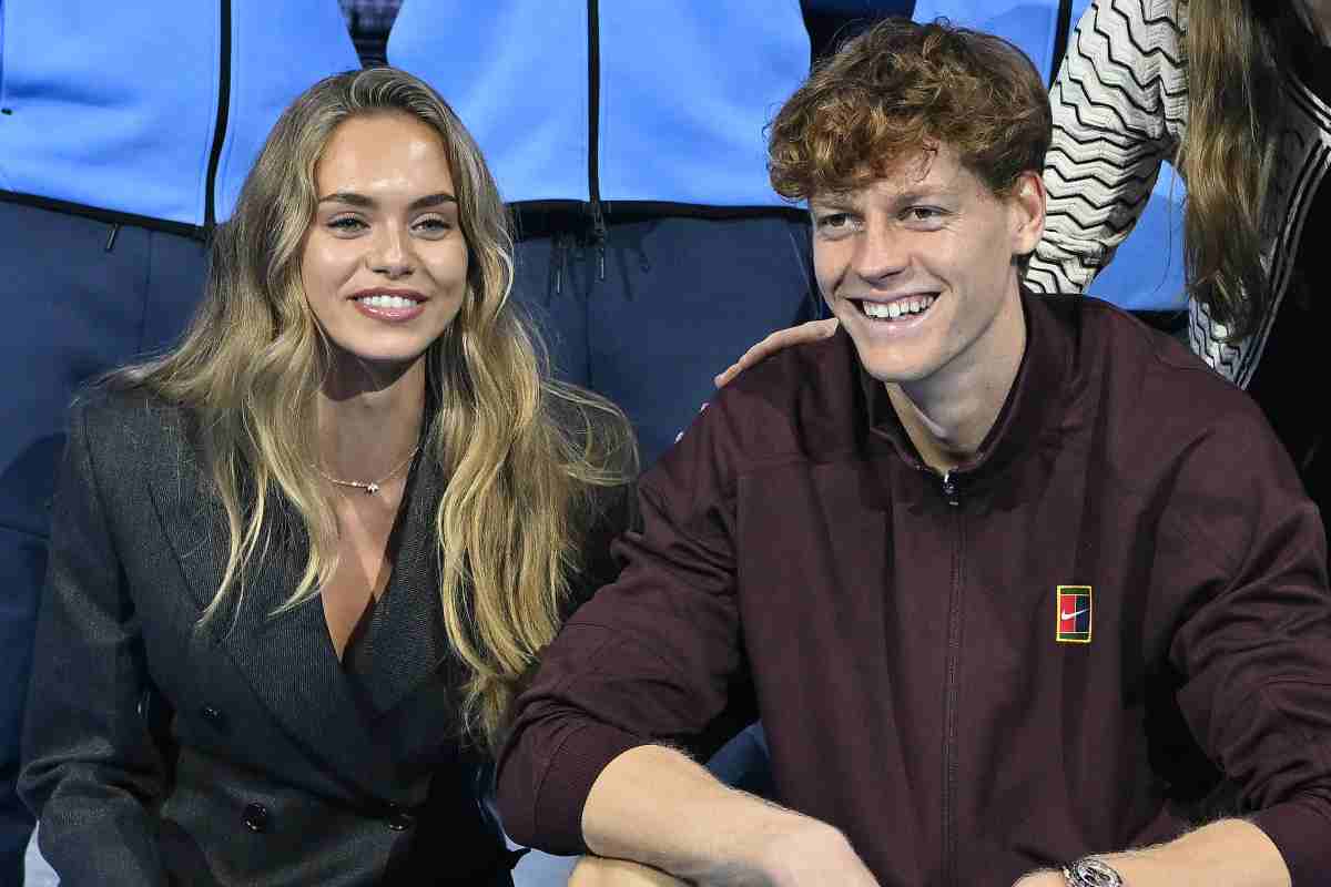 Laila Hasanovic e Jannik Sinner immortalati sorridenti dopo il trionfo dell'azzurro alle Finals di Torino
