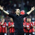 Ibrahimovic allarga le braccia prendendosi l'ovazione di San Siro