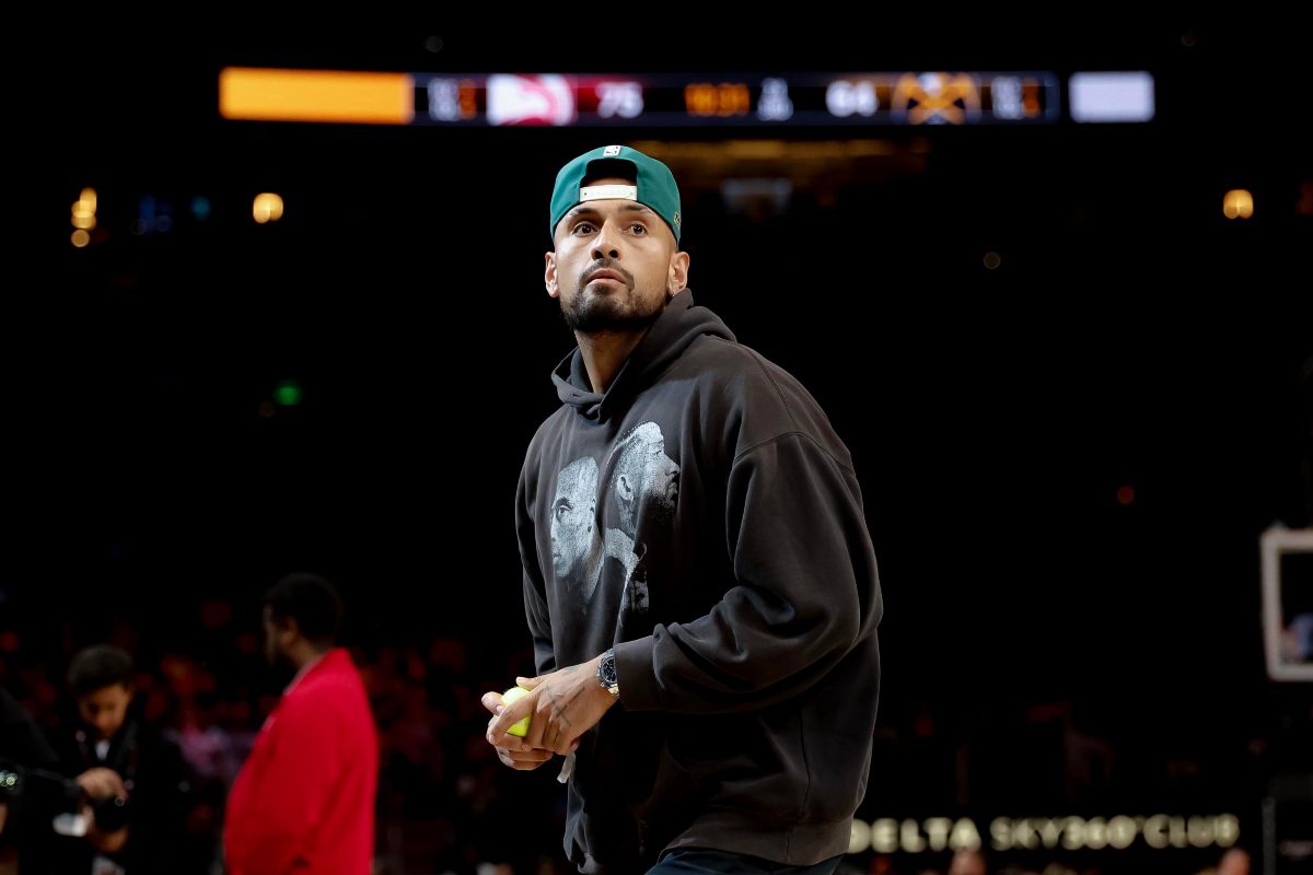 Kyrgios immortalato ad un evento di esibizione