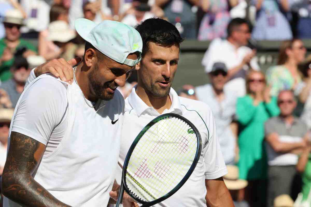 Kyrgios e Djokovic posano sorridenti prima della finale a Wimbledon 2022