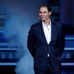 Rafael Nadal sorridente e vestito in abito elegante