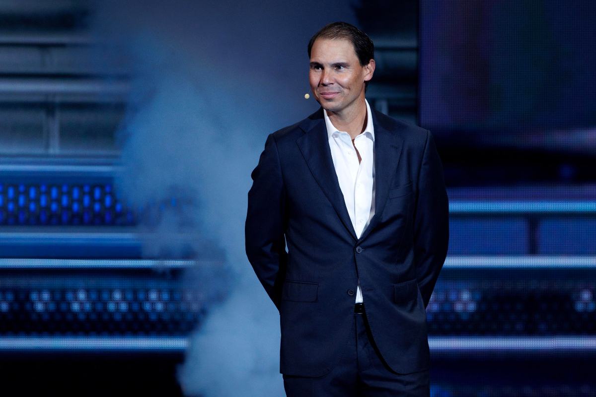 Rafael Nadal sorridente e vestito in abito elegante