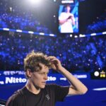 Jannik Sinner si porta la mano al capo dopo il trionfo alle Finals di Torino