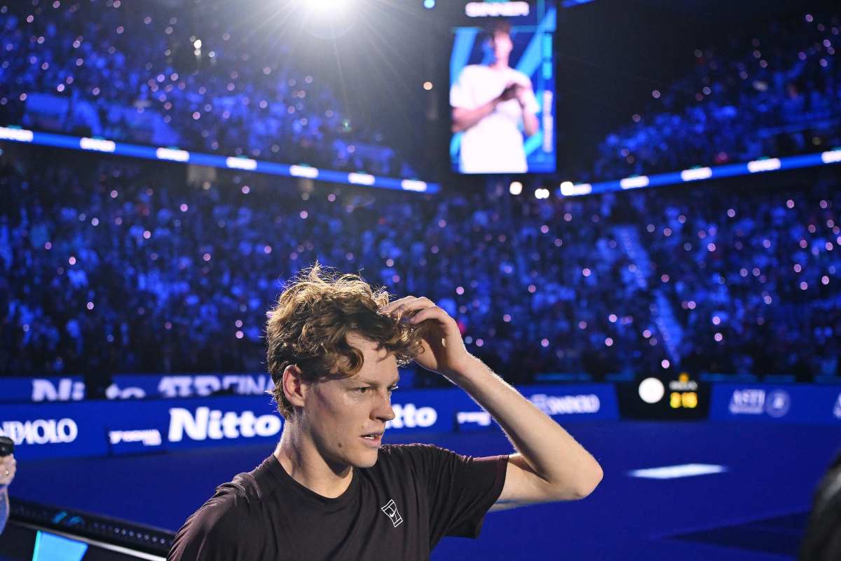 Jannik Sinner si porta la mano al capo dopo il trionfo alle Finals di Torino