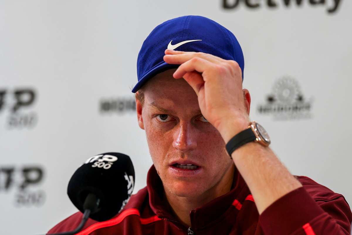 Jannik Sinner si aggiusta il cappellino mentre parla in conferenza stampa