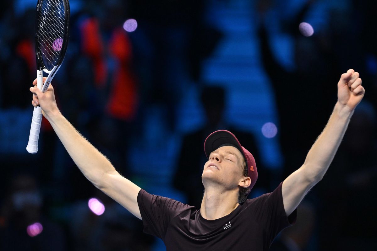 Sinner festeggia il trionfo alle Atp Finals chiudendo gli occhi ed alzando le braccia al cielo