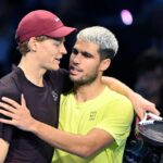 Sinner e Alcaraz si abbracciano al termine di una partita