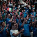Tifosi dell'Italia in Coppa Davis vestiti d'azzurro e sventolando il tricolore