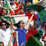 Tifosi italiani in festa sventolano la bandiera tricolore