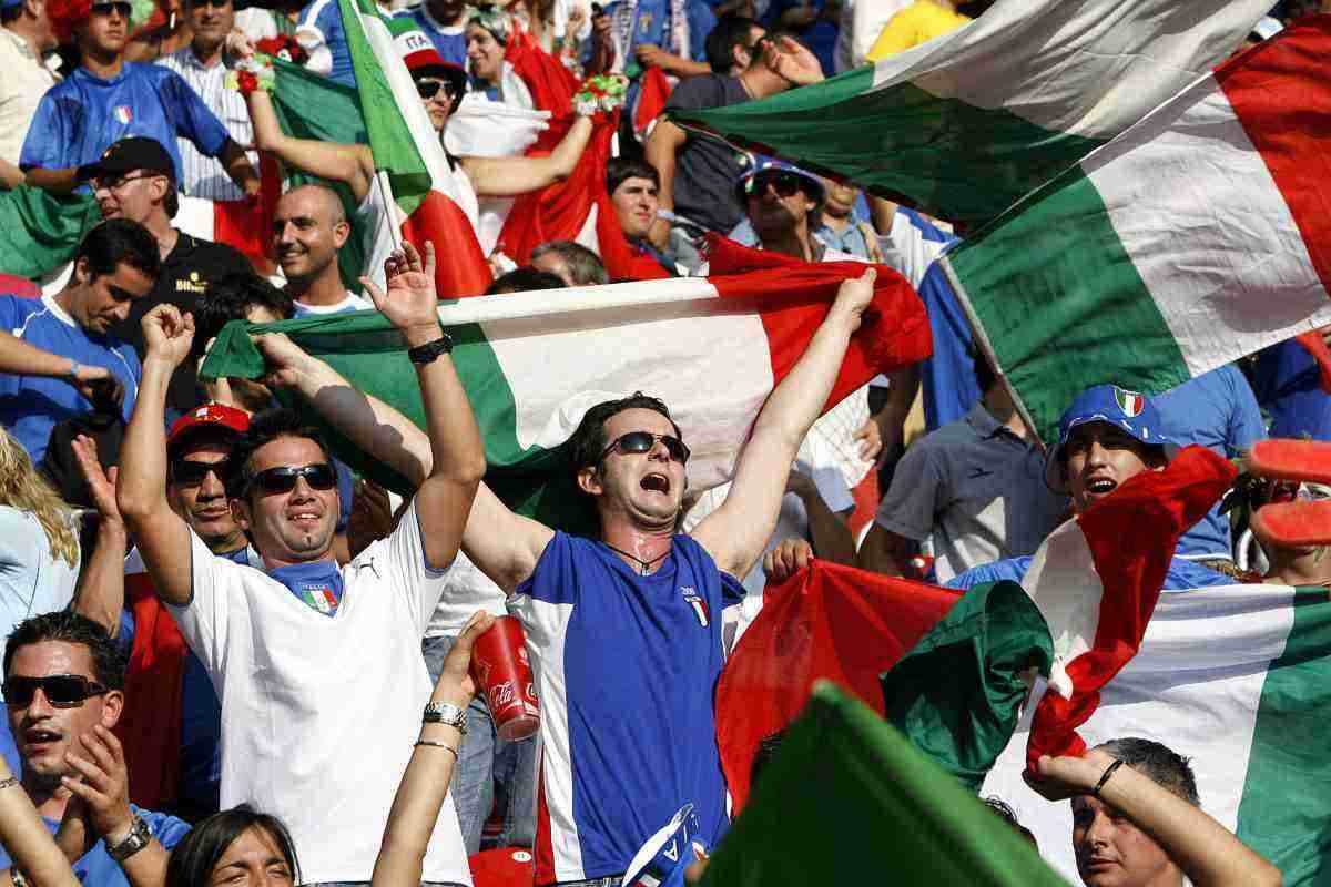Tifosi italiani in festa sventolano la bandiera tricolore