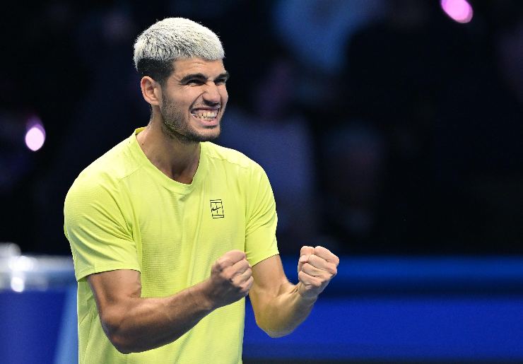 Carlos Alcaraz esulta 