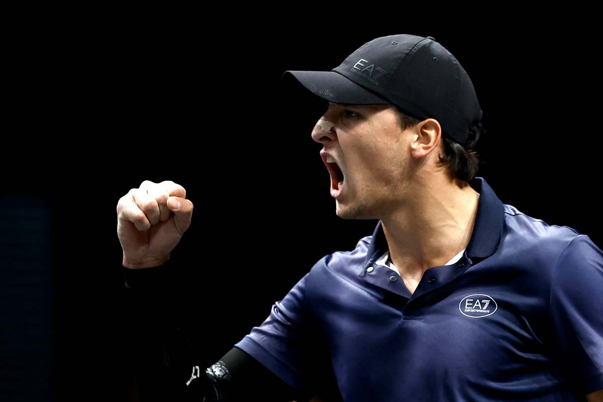 Luciano Darderi esulta in campo