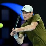 Janik Sinner mentre gioca a tennis