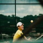 Una persona che gioca a tennis