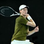 Jannik Sinner con la racchetta in mano