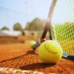Racchetta pallina da tennis su campo da tennis