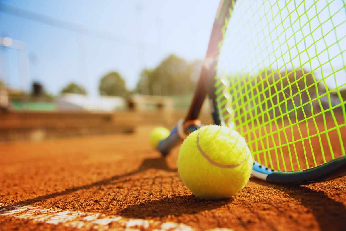 Racchetta pallina da tennis su campo da tennis