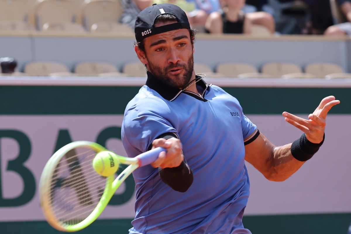 Matteo Berrettini colpisce la palla