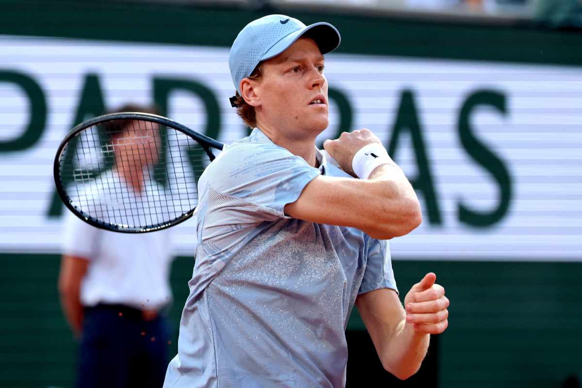 Jannik Sinner in campo al Roland Garros